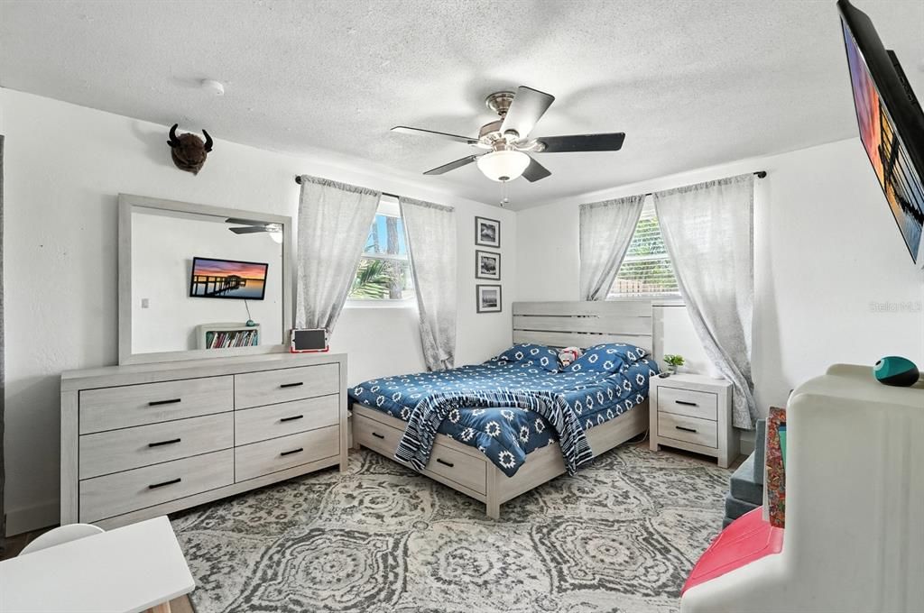 待售: $360,000 (5 贝兹, 2 浴室, 1608 平方英尺)