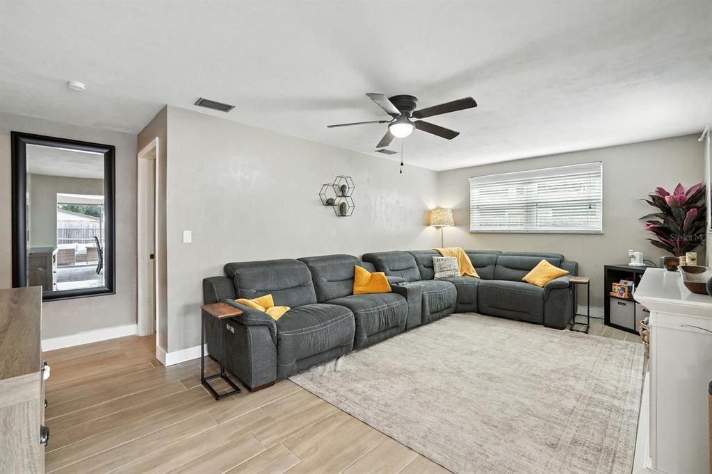 待售: $360,000 (5 贝兹, 2 浴室, 1608 平方英尺)