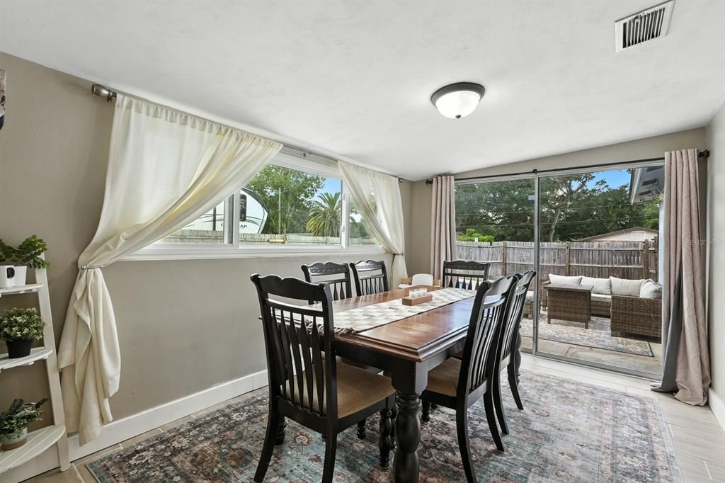 待售: $360,000 (5 贝兹, 2 浴室, 1608 平方英尺)