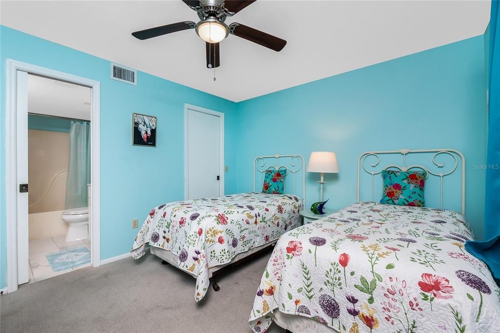 For Sale: $185,000 (2 beds, 2 baths, 1092 Square Feet)