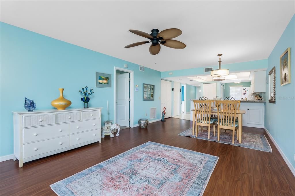 For Sale: $185,000 (2 beds, 2 baths, 1092 Square Feet)