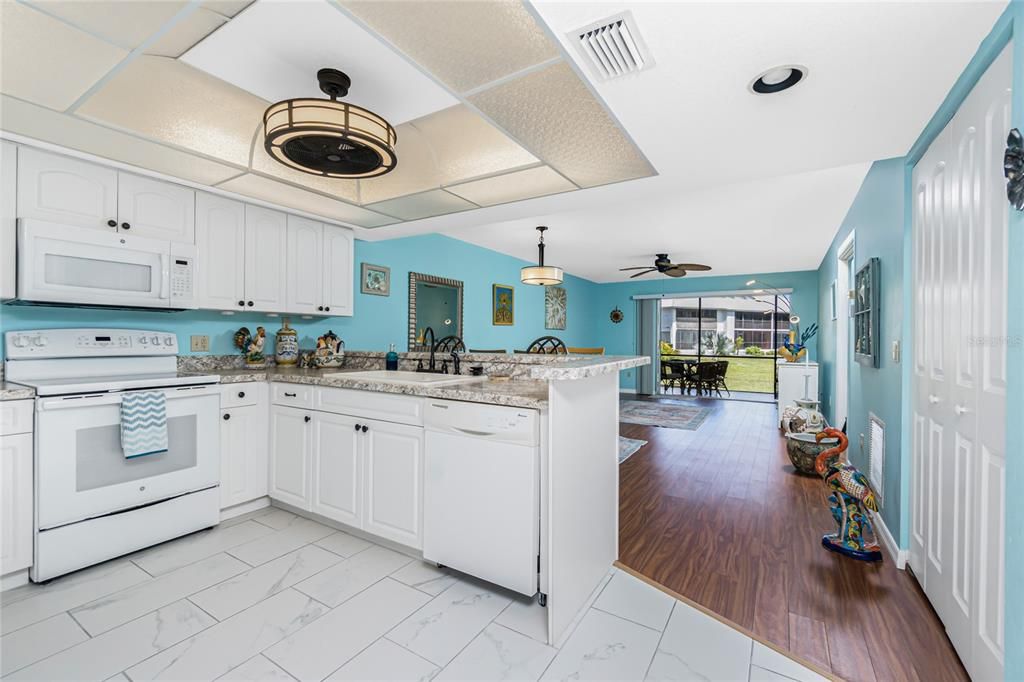 For Sale: $185,000 (2 beds, 2 baths, 1092 Square Feet)