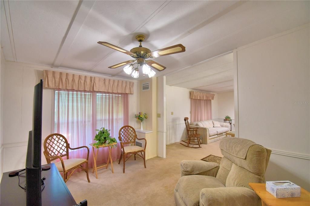 Под контрактом: $169,900 (3 спален, 2 ванн, 1456 Квадратных фут)