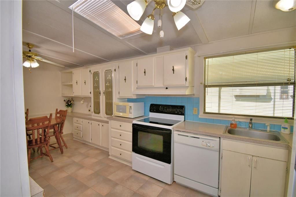 Под контрактом: $169,900 (3 спален, 2 ванн, 1456 Квадратных фут)