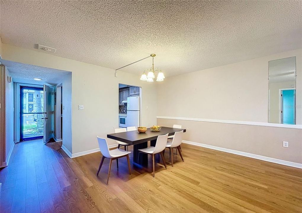 待售: $168,000 (2 贝兹, 2 浴室, 910 平方英尺)