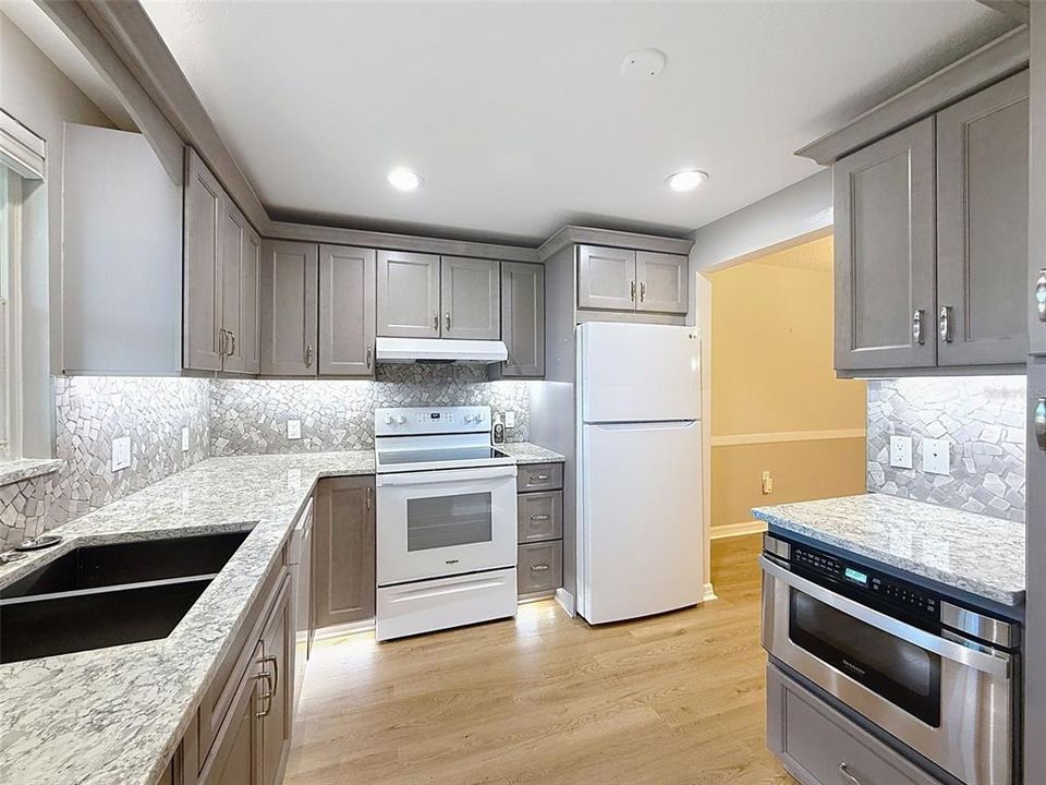 待售: $168,000 (2 贝兹, 2 浴室, 910 平方英尺)