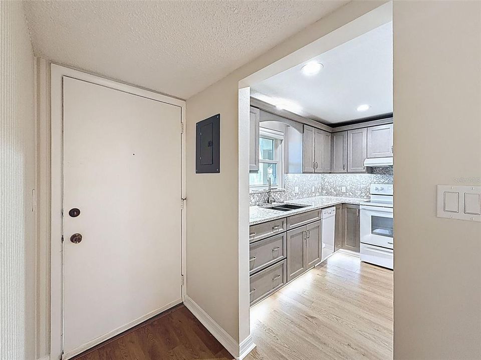 待售: $168,000 (2 贝兹, 2 浴室, 910 平方英尺)