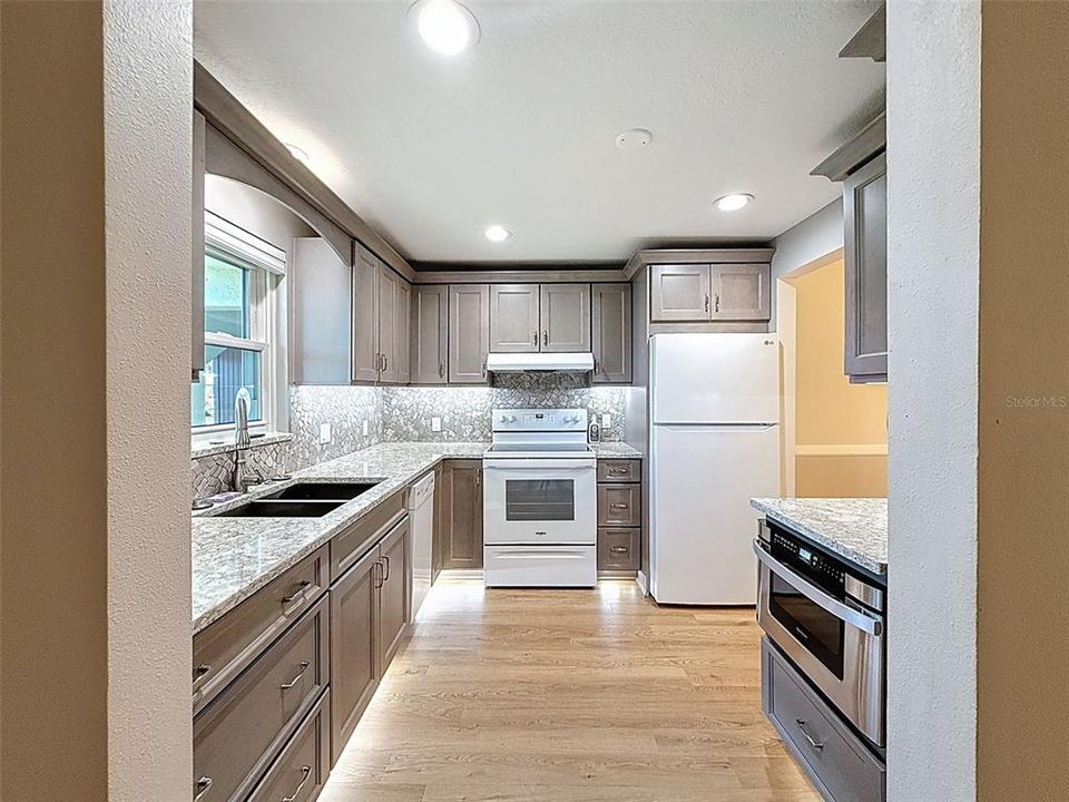 待售: $168,000 (2 贝兹, 2 浴室, 910 平方英尺)