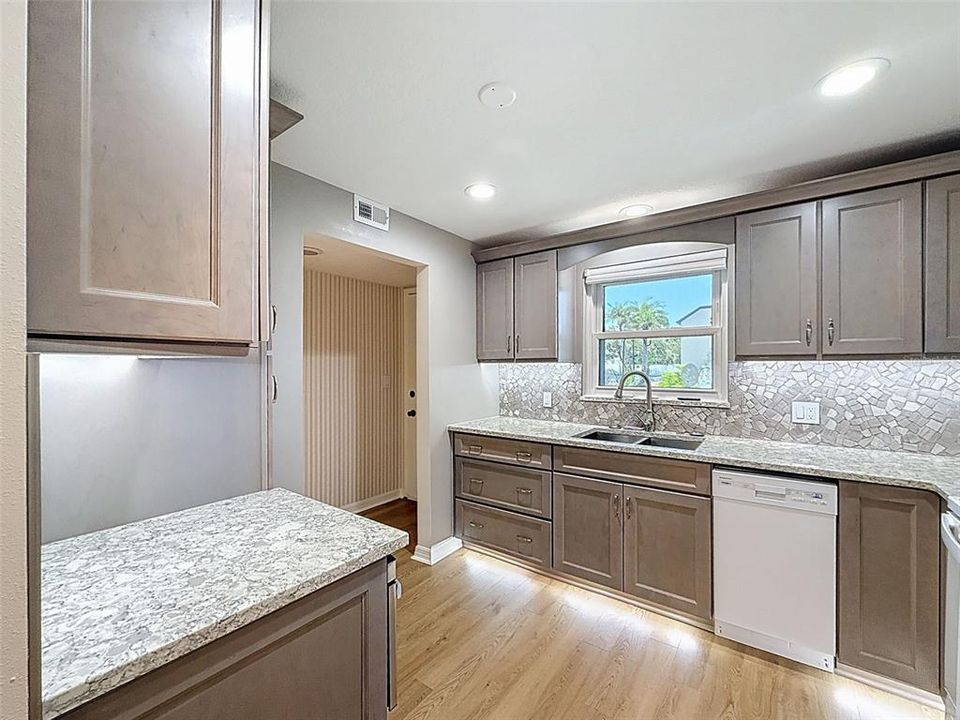 待售: $168,000 (2 贝兹, 2 浴室, 910 平方英尺)