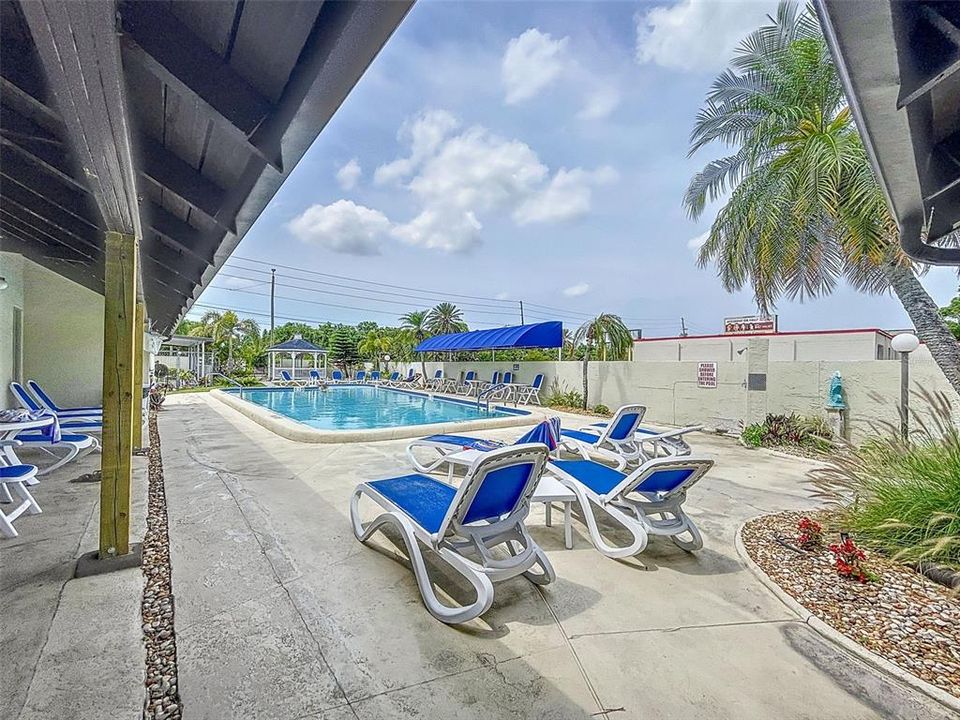 待售: $168,000 (2 贝兹, 2 浴室, 910 平方英尺)