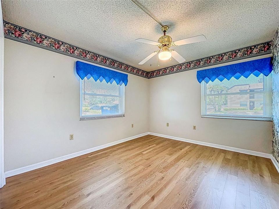 待售: $168,000 (2 贝兹, 2 浴室, 910 平方英尺)