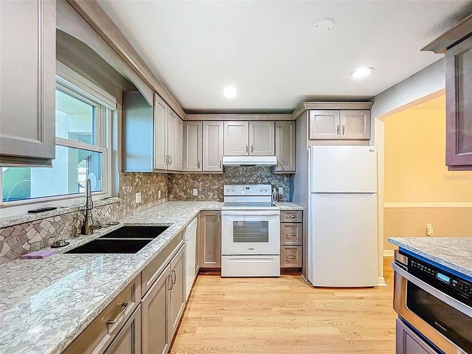 待售: $168,000 (2 贝兹, 2 浴室, 910 平方英尺)