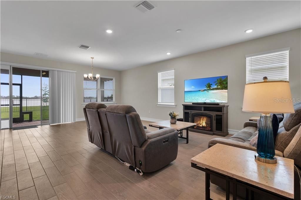 Activo con contrato: $335,000 (3 camas, 2 baños, 1816 Pies cuadrados)