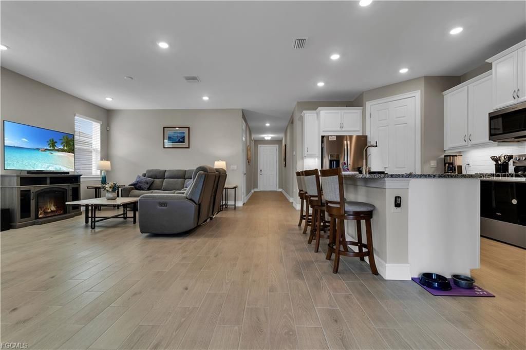 Activo con contrato: $335,000 (3 camas, 2 baños, 1816 Pies cuadrados)