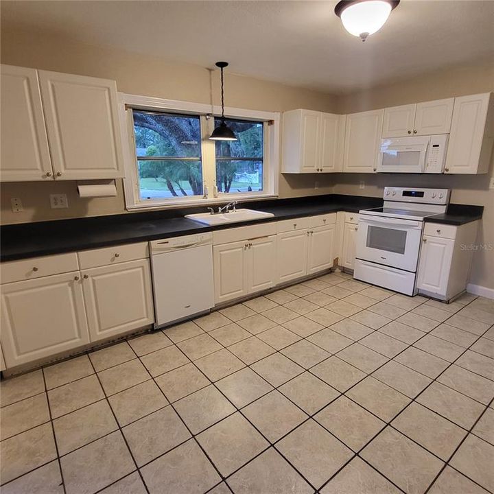 Active With Contract: $249,000 (4 beds, 1 baths, 1644 Square Feet)