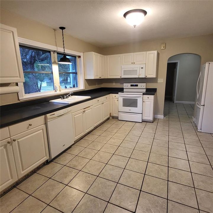 Active With Contract: $249,000 (4 beds, 1 baths, 1644 Square Feet)