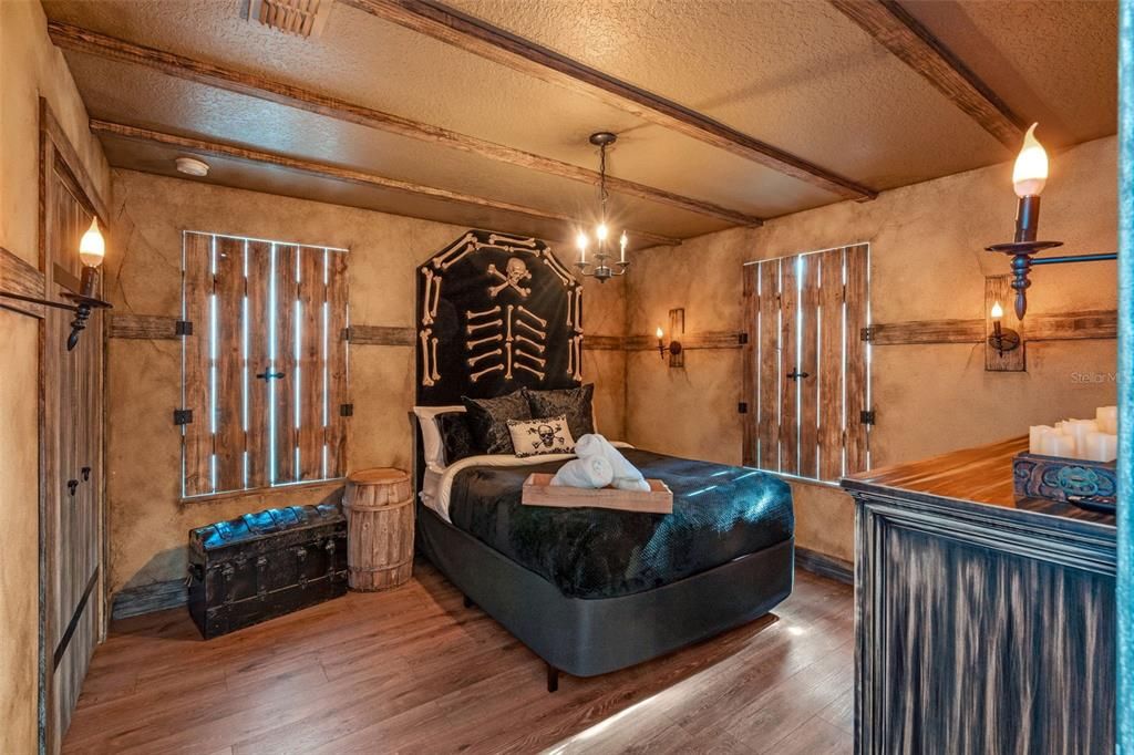 На продажу: $985,000 (9 спален, 5 ванн, 3909 Квадратных фут)