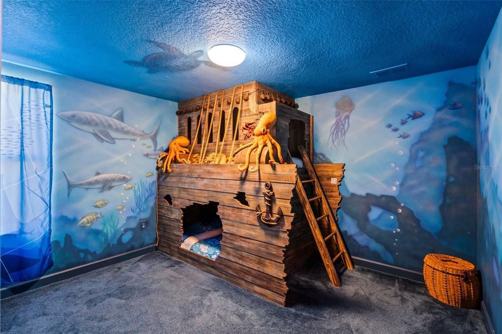 На продажу: $985,000 (9 спален, 5 ванн, 3909 Квадратных фут)