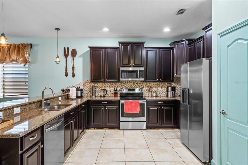 На продажу: $985,000 (9 спален, 5 ванн, 3909 Квадратных фут)