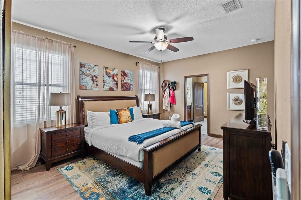 На продажу: $985,000 (9 спален, 5 ванн, 3909 Квадратных фут)