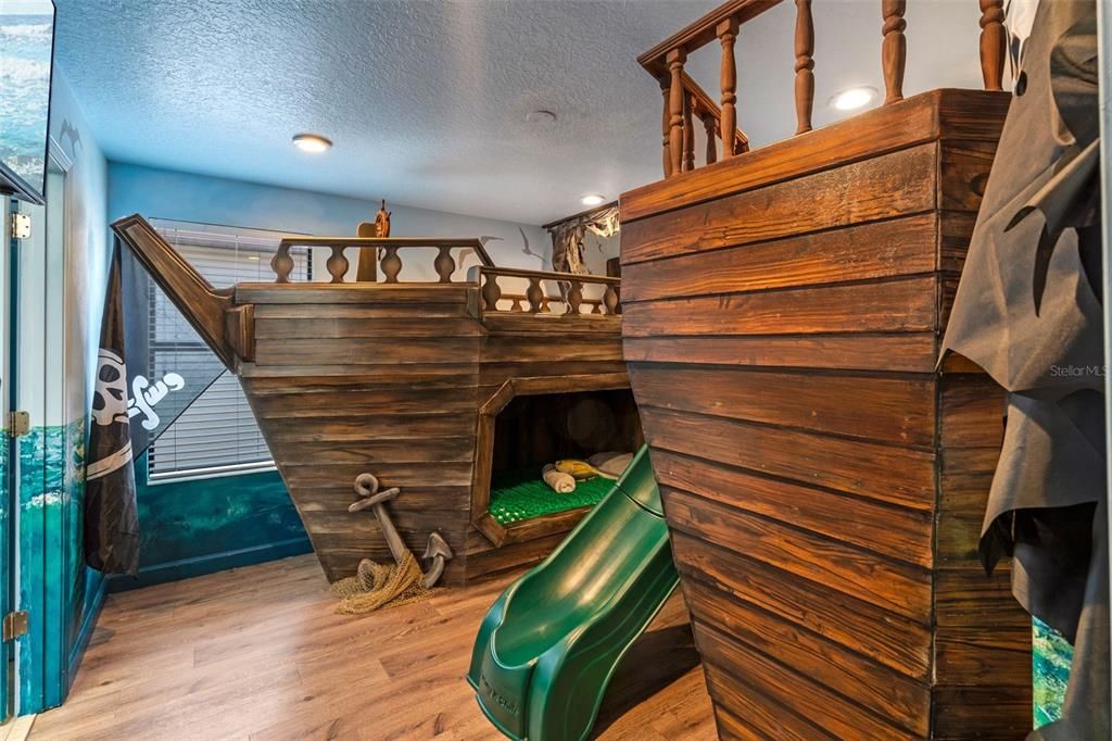 На продажу: $985,000 (9 спален, 5 ванн, 3909 Квадратных фут)