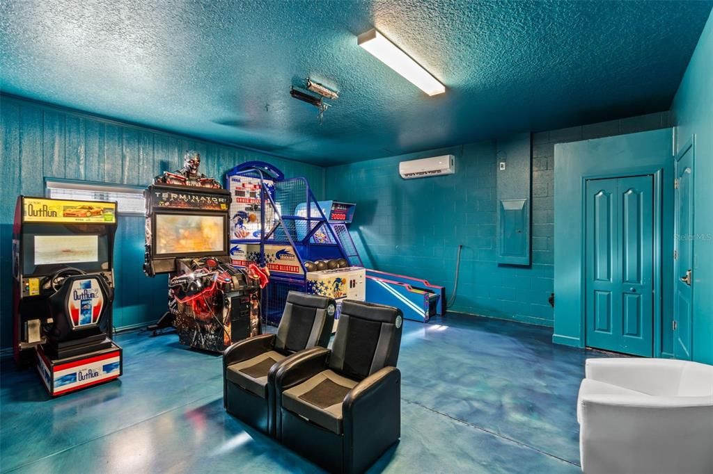 На продажу: $985,000 (9 спален, 5 ванн, 3909 Квадратных фут)