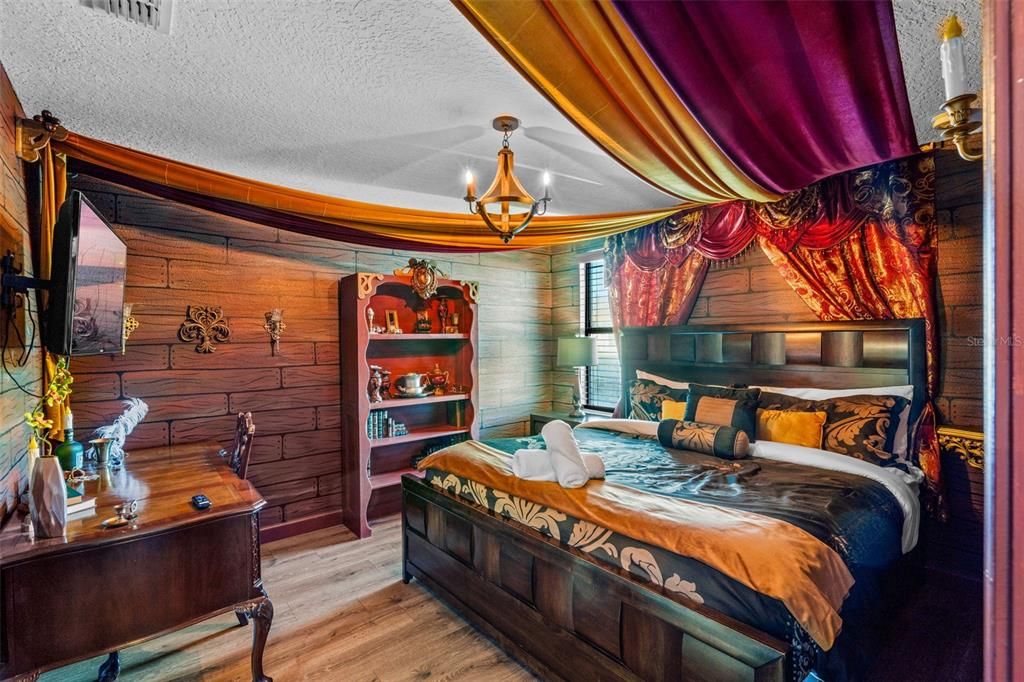 На продажу: $985,000 (9 спален, 5 ванн, 3909 Квадратных фут)