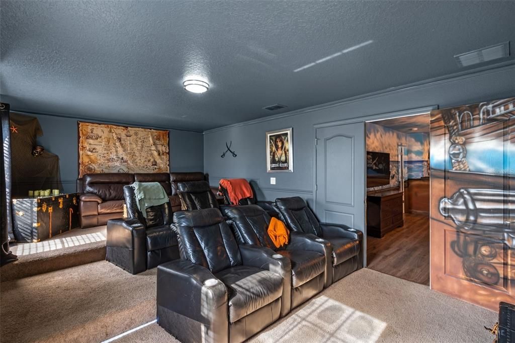 На продажу: $985,000 (9 спален, 5 ванн, 3909 Квадратных фут)