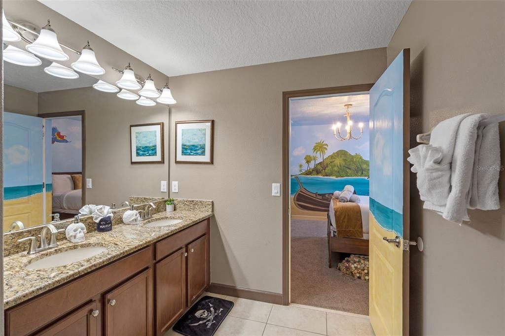 На продажу: $985,000 (9 спален, 5 ванн, 3909 Квадратных фут)