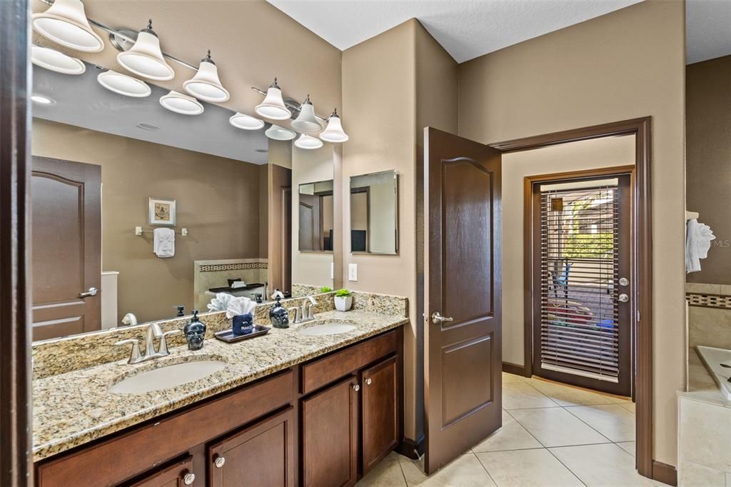 На продажу: $985,000 (9 спален, 5 ванн, 3909 Квадратных фут)