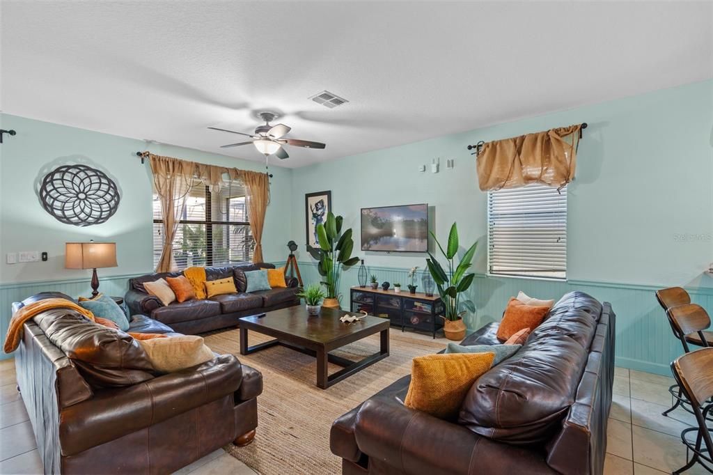 На продажу: $985,000 (9 спален, 5 ванн, 3909 Квадратных фут)