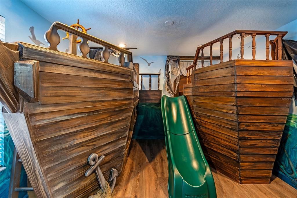 На продажу: $985,000 (9 спален, 5 ванн, 3909 Квадратных фут)