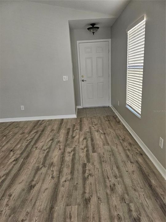 出租: $2,000 (4 贝兹, 2 浴室, 1415 平方英尺)