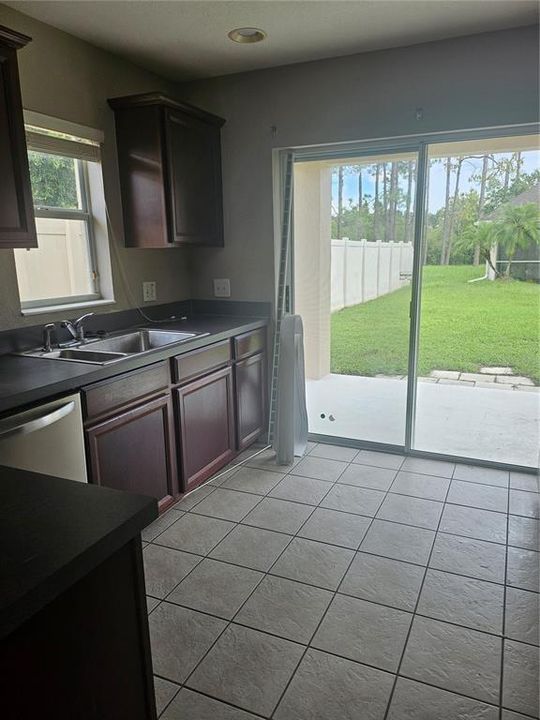 出租: $2,000 (4 贝兹, 2 浴室, 1415 平方英尺)