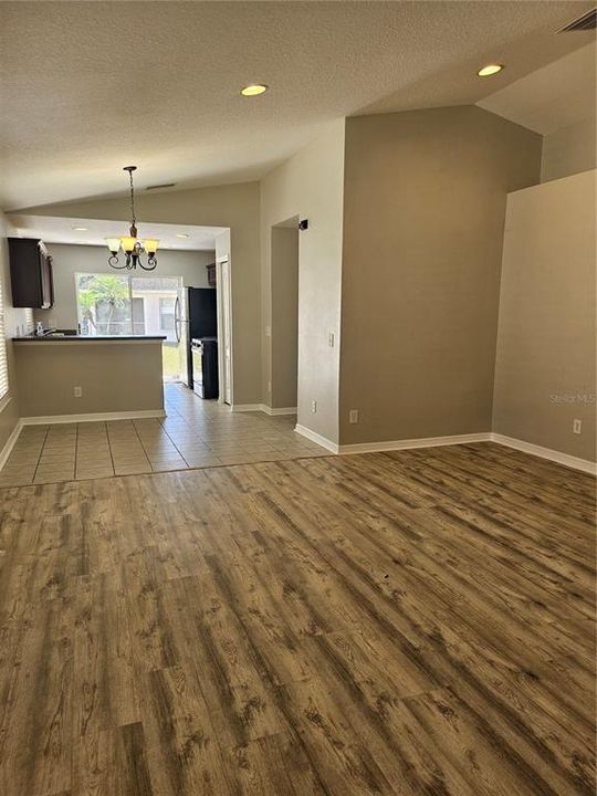 出租: $2,000 (4 贝兹, 2 浴室, 1415 平方英尺)