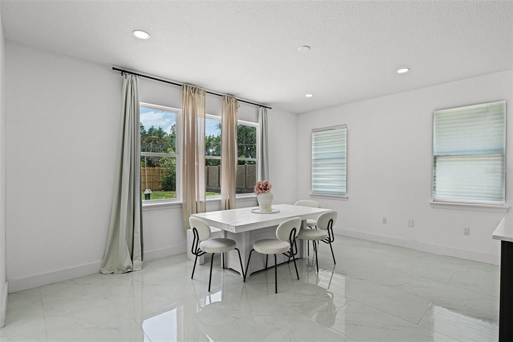 En Venta: $725,000 (4 camas, 3 baños, 2752 Pies cuadrados)