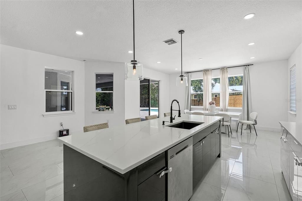 En Venta: $725,000 (4 camas, 3 baños, 2752 Pies cuadrados)