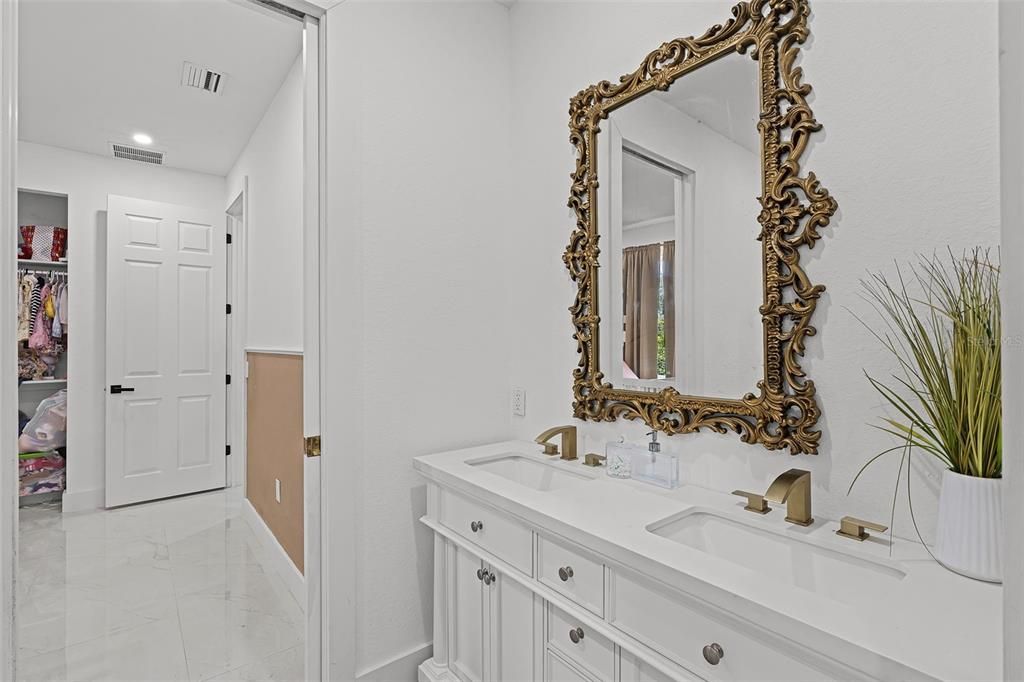 En Venta: $725,000 (4 camas, 3 baños, 2752 Pies cuadrados)