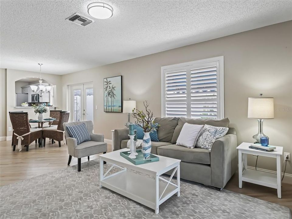 На продажу: $399,900 (2 спален, 2 ванн, 1139 Квадратных фут)