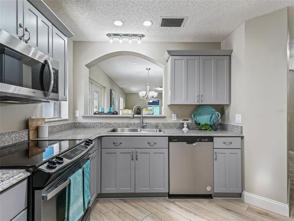 На продажу: $399,900 (2 спален, 2 ванн, 1139 Квадратных фут)