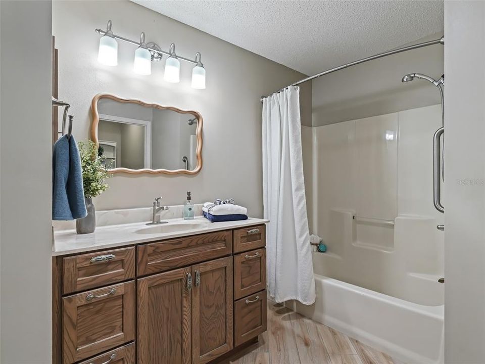 На продажу: $399,900 (2 спален, 2 ванн, 1139 Квадратных фут)