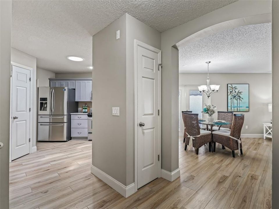 На продажу: $399,900 (2 спален, 2 ванн, 1139 Квадратных фут)