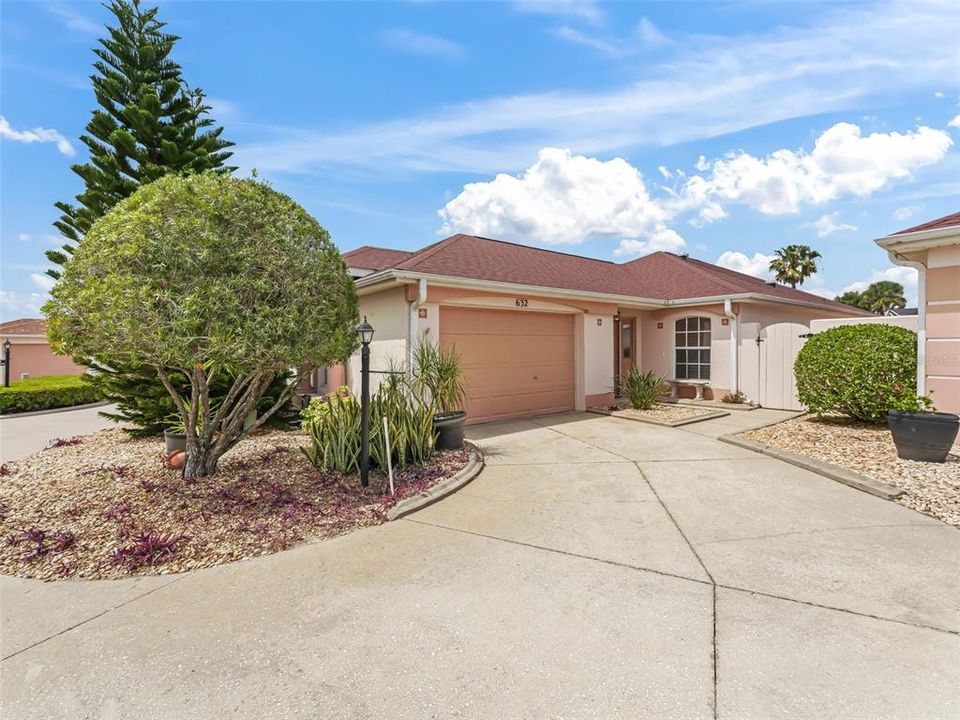 На продажу: $399,900 (2 спален, 2 ванн, 1139 Квадратных фут)