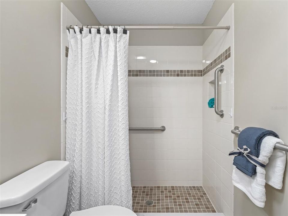 На продажу: $399,900 (2 спален, 2 ванн, 1139 Квадратных фут)