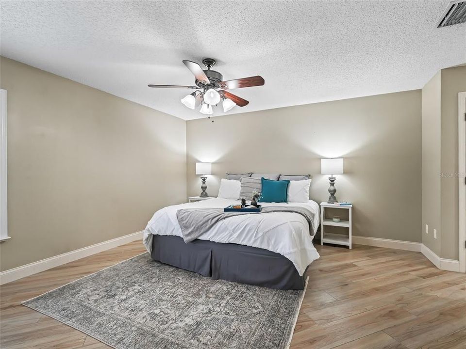 На продажу: $399,900 (2 спален, 2 ванн, 1139 Квадратных фут)