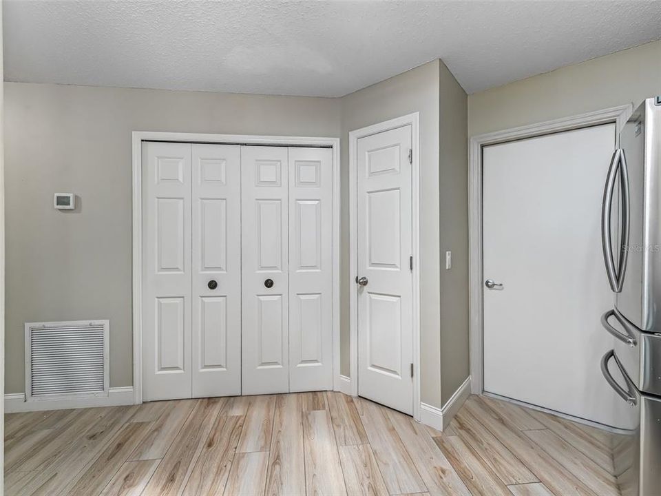 На продажу: $399,900 (2 спален, 2 ванн, 1139 Квадратных фут)