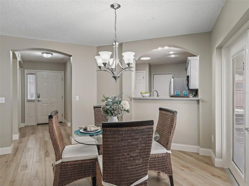 На продажу: $399,900 (2 спален, 2 ванн, 1139 Квадратных фут)