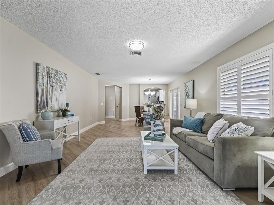 На продажу: $399,900 (2 спален, 2 ванн, 1139 Квадратных фут)