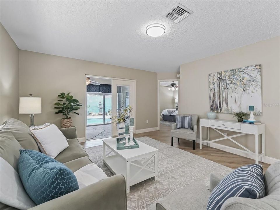 На продажу: $399,900 (2 спален, 2 ванн, 1139 Квадратных фут)