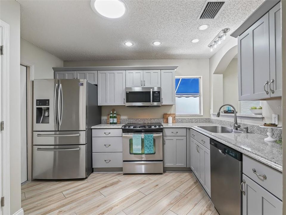 На продажу: $399,900 (2 спален, 2 ванн, 1139 Квадратных фут)